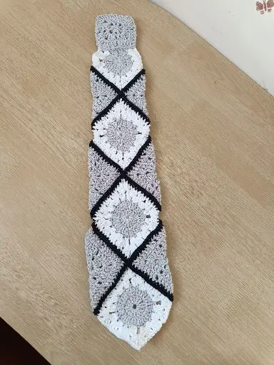 cravate en crochet granny square
